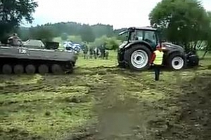 Видео: Танк срещу Трактор